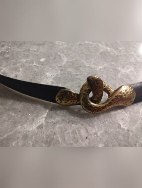 Chicos Belt Black Adjustable M/L Gold latch buckle